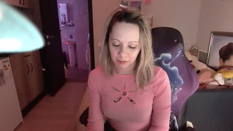 Snapshot of lady_smile69 chatting on February 23, 3:02 am lady_smile69 online show from February 23, 3:02 am