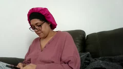 Snapshot of ladycinnabon chatting on October 15, 7:26 pm Stephanie online show from October 15, 7:26 pm