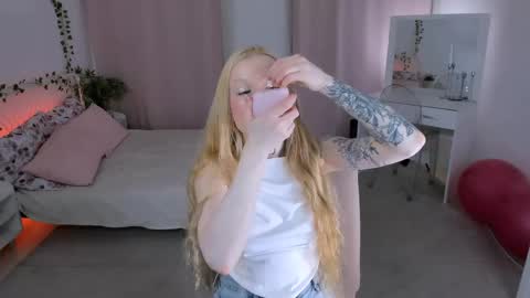 Laly online show from May 10, 7:04 am