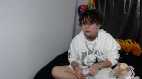 Snapshot of lannie_gonzales chatting on January 1, 12:00 am LANNIE online show from January 1, 12:00 am