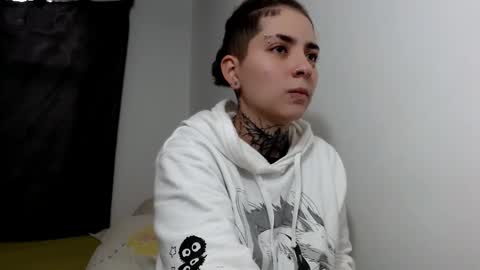 Snapshot of lannie_gonzales chatting on March 4, 9:43 pm LANNIE online show from March 4, 9:43 pm