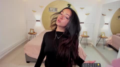 Snapshot of laraa_rous chatting on October 14, 8:23 pm lara online show from October 14, 8:23 pm