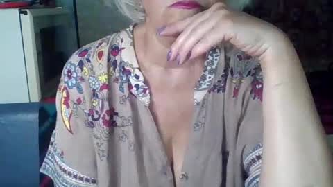 larisaq4ugo24 online show from June 25, 11:15 am