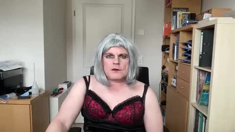 latexdoreen online show from February 7, 11:24 am