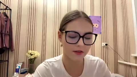 Mia online show from July 5, 5:42 pm