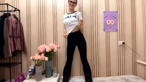 Mia online show from July 14, 9:20 pm
