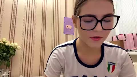 Mia online show from July 1, 6:16 pm