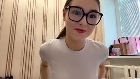 Mia online show from June 25, 12:10 pm