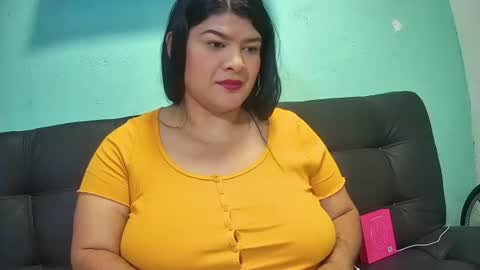 latincurvy1992 online show from November 10, 4:37 am