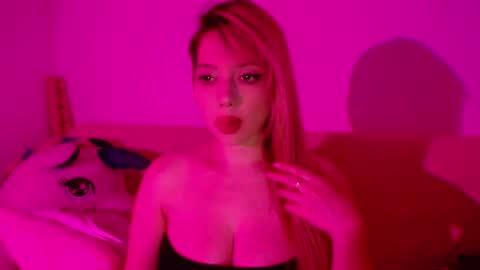 latinqueen2020 online show from April 26, 2:36 pm