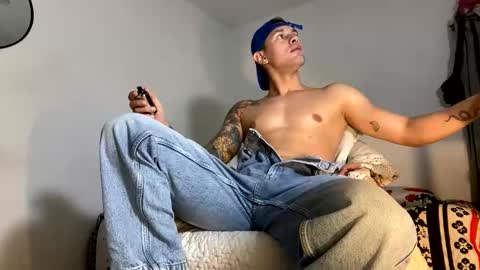 latinweekend online show from February 15, 8:29 pm