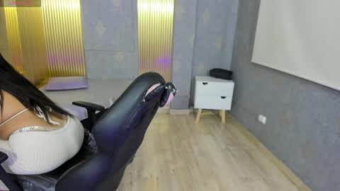 laulin_tay online show from April 2, 4:20 am