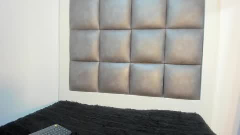 laura__js_ online show from September 18, 1:37 pm