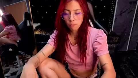 laura_b_ online show from June 13, 3:06 am