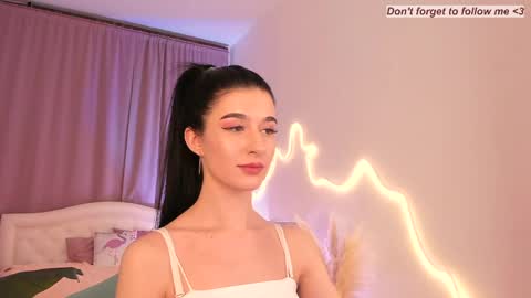 Laura online show from April 7, 8:44 pm