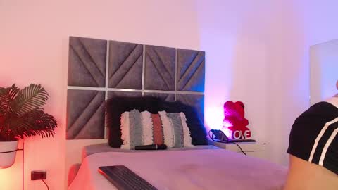 laura_dicardy online show from December 17, 7:20 pm