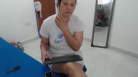 laura_foxx2379 online show from January 6, 2:32 pm