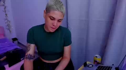 Snapshot of laura_r23 chatting on September 23, 1:21 am Laura Rose online show from September 23, 1:21 am