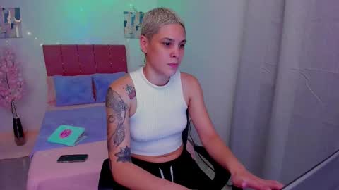 Snapshot of laura_r23 chatting on September 22, 12:48 am Laura Rose online show from September 22, 12:48 am