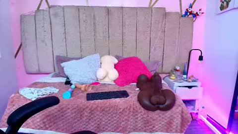 lauraltt online show from December 18, 8:37 pm