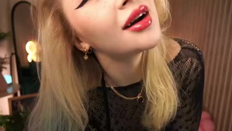  Laura  online show from April 5, 6:32 am