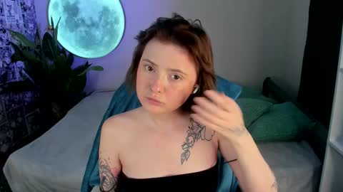 Layla online show from December 5, 7:07 am