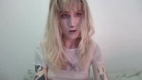 laylahloveless online show from September 9, 5:40 am