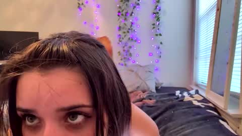 Layla online show from April 1, 11:45 pm