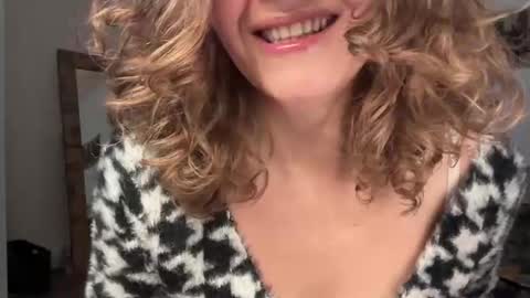 Leah Sparkles online show from December 5, 3:32 pm