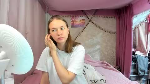leila_bambi_ online show from July 4, 1:53 am