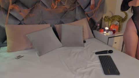 Leizathompson online show from October 21, 7:50 pm