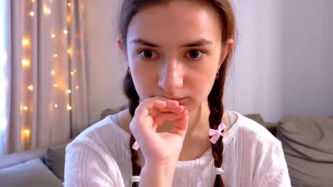 Lelia online show from November 18, 7:44 am