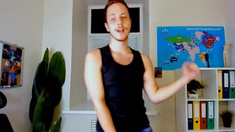 Snapshot of leo_mooree chatting on October 20, 4:34 pm Leo online show from October 20, 4:34 pm