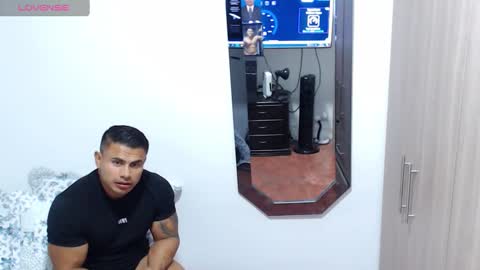 Snapshot of leo_muscleboy chatting on September 24, 12:28 am Leo online show from September 24, 12:28 am