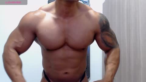 Snapshot of leo_muscleboy chatting on October 12, 1:20 am Leo online show from October 12, 1:20 am