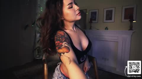 Snapshot of leonamell chatting on February 21, 7:43 pm Leo online show from February 21, 7:43 pm