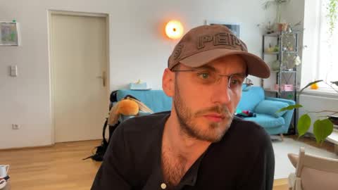 Leon online show from April 21, 2:13 pm