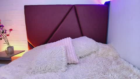 Lexi Howard  online show from April 12, 7:45 am