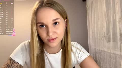 Mia online show from December 14, 2:56 pm