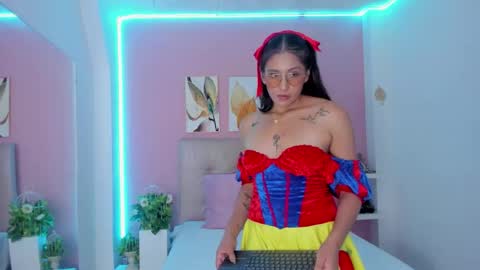   Liaa  online show from December 4, 8:30 pm