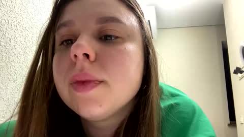 Snapshot of lilae37yis chatting on October 24, 1:28 am Lily online show from October 24, 1:28 am
