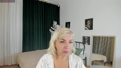 Snapshot of lilia_moons chatting on October 22, 11:12 am Lilia online show from October 22, 11:12 am