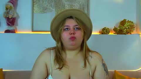 LillianHaig online show from December 15, 6:20 am