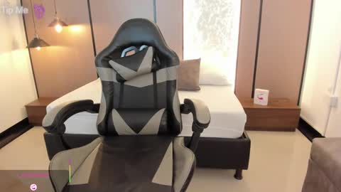 L I L L Y online show from October 28, 3:13 pm