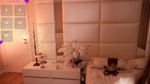 Lilly Colins online show from January 6, 7:40 pm