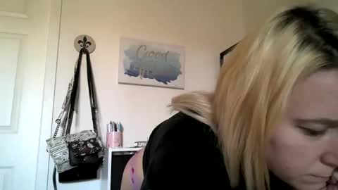 lilmichelle4200 online show from December 18, 10:49 pm