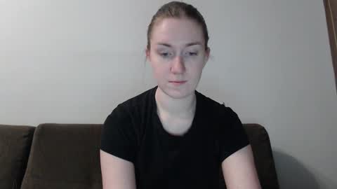 Snapshot of lily_love_x chatting on February 6, 6:51 am lily_love_x online show from February 6, 6:51 am