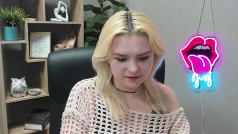 Lily online show from March 3, 7:37 am