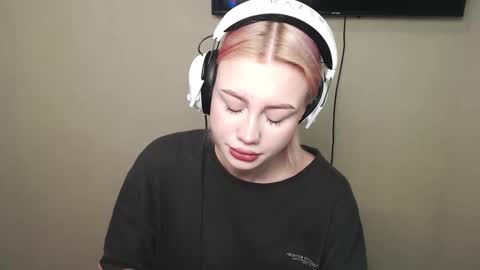 linacute52 online show from October 15, 9:54 am