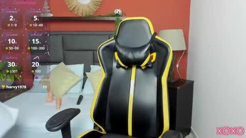 L I N D A online show from September 19, 8:34 pm